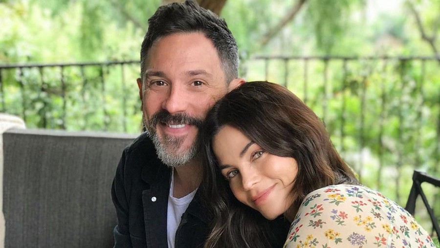 Mantan istri Channing Tatum, Jenna Dewan, telah resmi dilamar oleh kekasihnya, Steve Kazee. Jenna Dewan sendiri kini tengah mengandung anak Kazee.