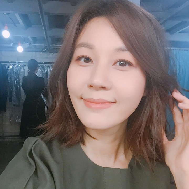 Jika Bunda pernah menonton A Gentleman's Dignity pasti tahu Kim Ha Neul. Artis berusia 41 ini dikarunia seorang anak dari pernikahannya dengan Choi Jin Hyeok. (Foto: Instagram @haneul_jin)