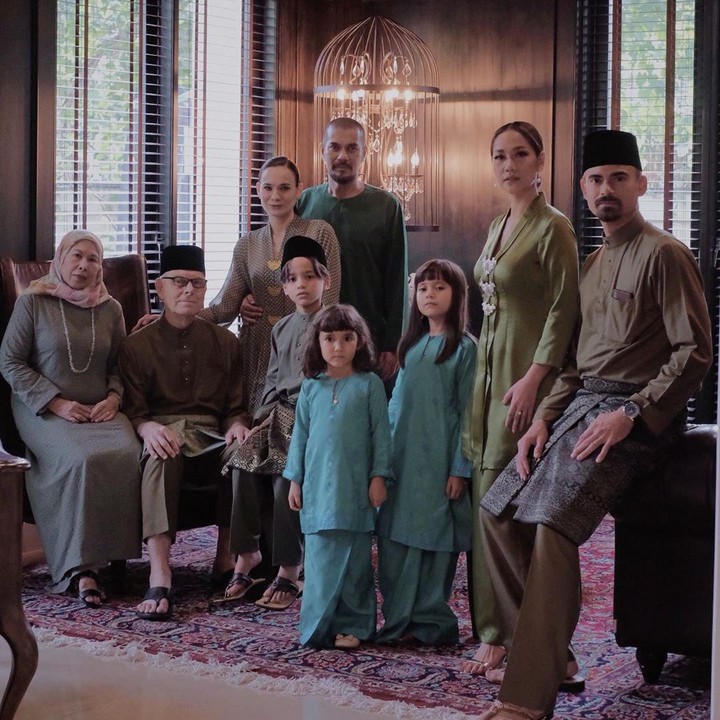 <p>Foto ini diambil saat momen Hari Raya Lebaran 2019, bersama keluarga Ashraf dari Malaysia. Adem banget ya melihatnya. (Foto: Instagram @ashrafsinclair)</p>