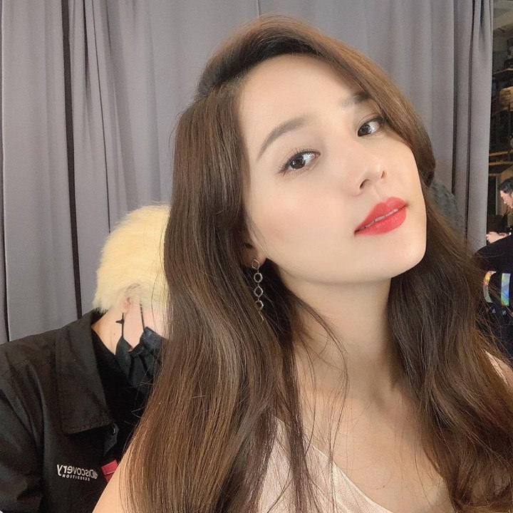 Eugene atau Kim Yoo Jin adalah penyanyi dan mantan member girlband SES. Ia menikahi Kim Tae Young dan dikaruniai dua anak perempuan. (Foto: Instagram @eugene810303)