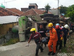 Bruk! Truk Molen Tabrak Gapura, Terguling dan Timpa Pemotor