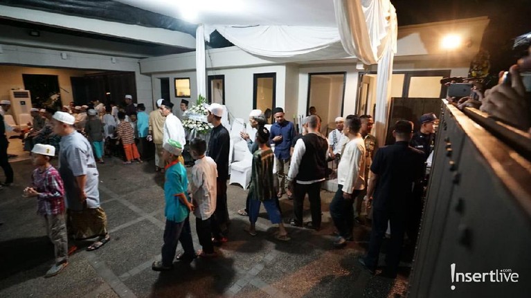 7 Potret Suasana Tahlilan Meninggalnya Ashraf Sinclair Begini tujuh potret suasana tahlilan meninggalnya Ashraf Sinclair.