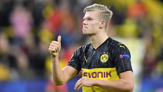 Dortmund's Erling Braut Haaland gives thumbs up at the end of the Champions League round of 16 first leg soccer match between Borussia Dortmund and Paris Saint Germain in Dortmund, Germany, Tuesday, Feb. 18, 2020. (AP Photo/Martin Meissner)
