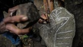 FOTO: 'Bertapa' 40 Tahun demi Mengukir Pegunungan Selama 40 tahun, Alberto Gutierrez memilih hidup menyendiri di pegunungan untuk mewujudkan mimpinya, yaitu mengukir patung di bebatuan pegunungan.