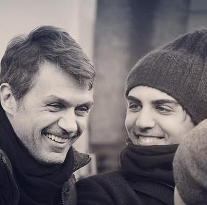 <p>Legenda AC Milan, Paolo Maldini, memiliki dua putra yang sama-sama meneruskan jejak sang ayah sebagai pesepakbola. Dalam foto ini tampak putra pertama Paolo, Christian memiliki wajah menawan seperti ayahnya. (Foto: Instagram @christian.maldini)</p>