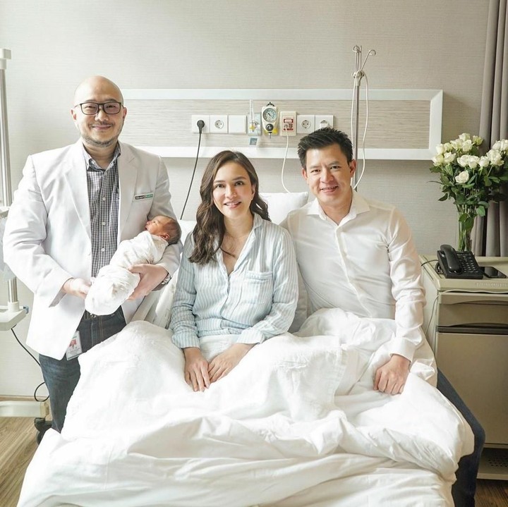 <p>Potret keluarga kecil Shandy dan dokter yang membantu menangani proses persalinannya nih, Bun. (Foto: Instagram @shandyaulia)  </p>