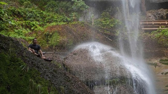 Ada 27 air terjun di Desa Kebun Tinggi, Kabupaten Kampar Provinsi Riau. Masyarakat setempat gotong royong menjaganya.