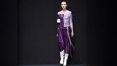 FOTO: Dukungan untuk China di Milan Fashion Week Sebagai pembukaan Milan Fashion Week, desainer China, Han Wen memerkan koleksinya sebagai dukungan untuk China membasmi corona.