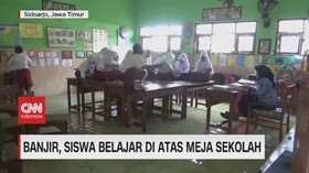 VIDEO: Banjir, Siswa Belajar di Atas Meja Sekolah