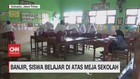 VIDEO: Banjir, Siswa Belajar di Atas Meja Sekolah