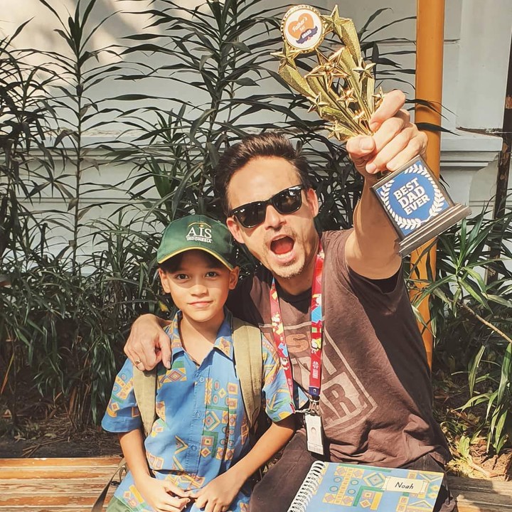 <p>Ashraf sangat dekat dengan putra semata wayangnya, Noah. Sebagai ayah, aktor berdarah Inggris ini juga selalu mendukung berbagai kegiatan Noah. Ia bahkan pernah mendapat Piala Best Dad Ever. (Foto: Instagram @ashrafsinclair)</p>