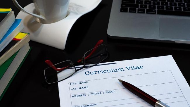 Curriculum Vitae (CV) ibarat tiket agar pelamar dilirik oleh HRD. Perhatikan tips menulis CV yang baik dan benar agar kamu segera dipanggil interview.