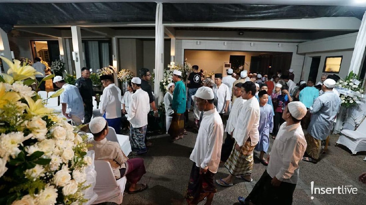 Begini tujuh potret suasana tahlilan meninggalnya Ashraf Sinclair&period;