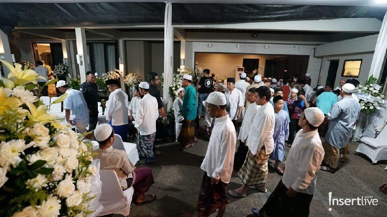 7 Potret Suasana Tahlilan Meninggalnya Ashraf Sinclair Begini tujuh potret suasana tahlilan meninggalnya Ashraf Sinclair.