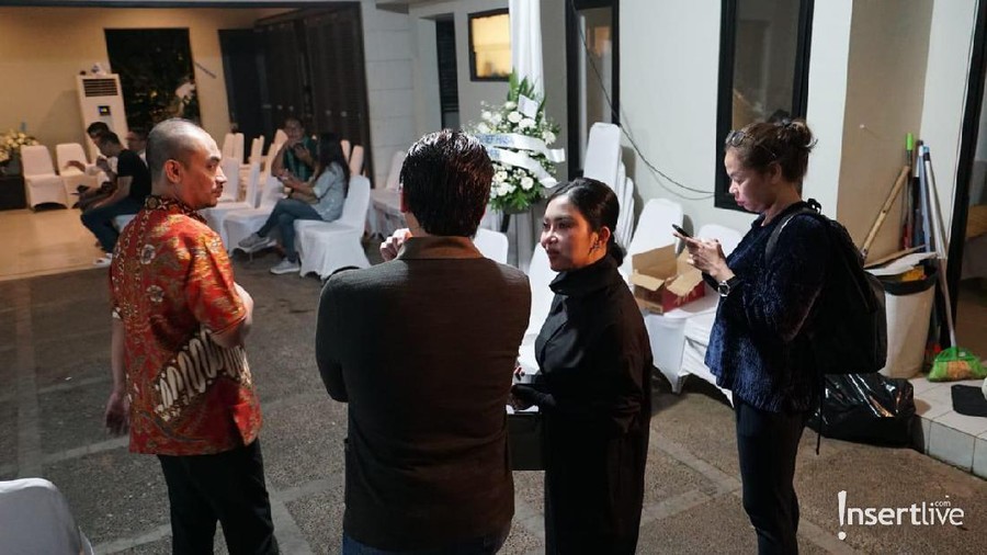 Pelukan Syahrini Kuatkan BCL di Tahlilan Ashraf Sinclair Syahrini kuatkan Bunga Citra Lestari dengan pelukan hangat saat hadir di tahlilan mendiang Ashraf Sinclair.