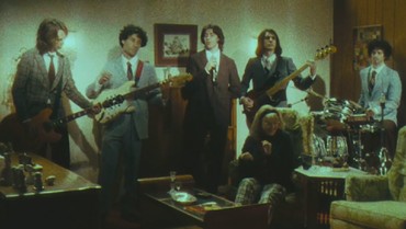 img-title The Strokes Batal Tampil di Malaysia Imbas Ciuman The 1975, Ucapkan Ini ke Fans