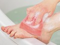 5 Alasan Wajib Mencuci Kaki saat Mandi