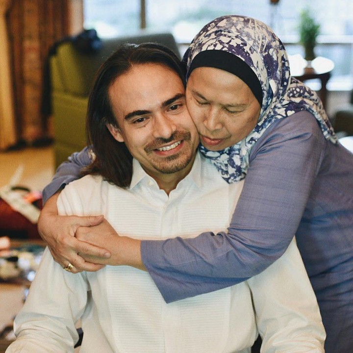 <p>Ashraf Sinclair dikenal dekat dengan seluruh keluarganya, terutama sang ibu, yang sangat ia sayangi. (Foto: Instagram @ashrafsinclair)</p>