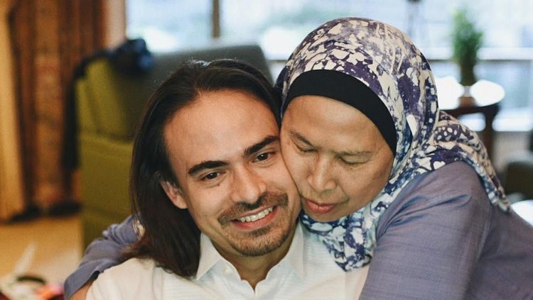 Di ultah terakhir Ashraf Sinclair, sang ibu berharap putranya menikmati hidup sebelum usia 40 berlalu. Namun, takdir rupanya berkata lain, Bunda.