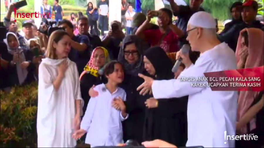 Ayah Ashraf Sinclair, Mohamed Anthony John Sinclair memberi pidatonya ketika di pemakaman Ashraf kemarin, Selasa (18/2).