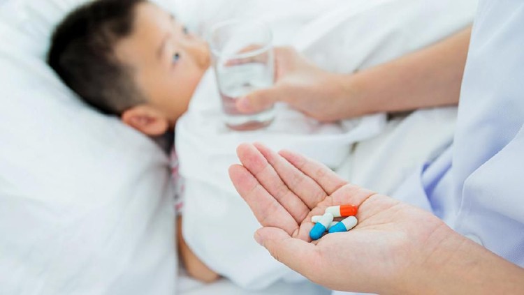 Antibiotik masih menjadi 'obat dewa' dalam mengatasi anak sakit. Padahal sebelum memberikannya, ada hal-hal yang harus diperhatikan, Bun.