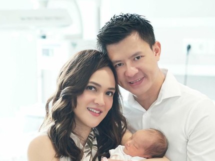 7 Potret Hangat Kebersamaan Shandy Aulia dan Bayi Kecilnya