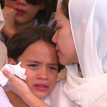 Momen BCL Cium Kening Noah Sinclair yang Menangis di Pemakaman Ashraf