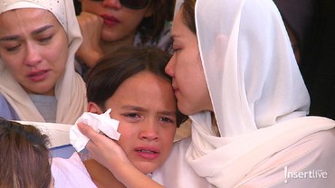Momen BCL Cium Kening Noah Sinclair yang Menangis di Pemakaman Ashraf