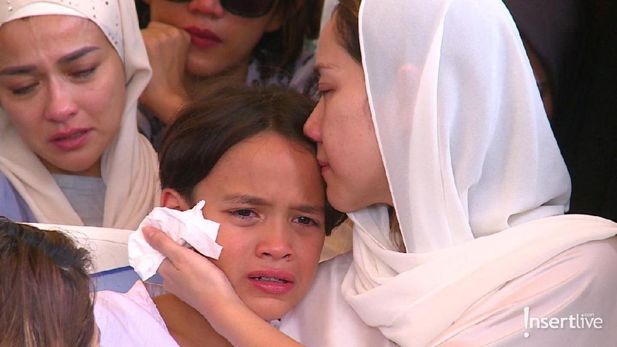 Cara Bunga Citra Lestari hentikan tangisan Noah Sinclair yang menangis saat pemakaman Ashraf Sinclair.