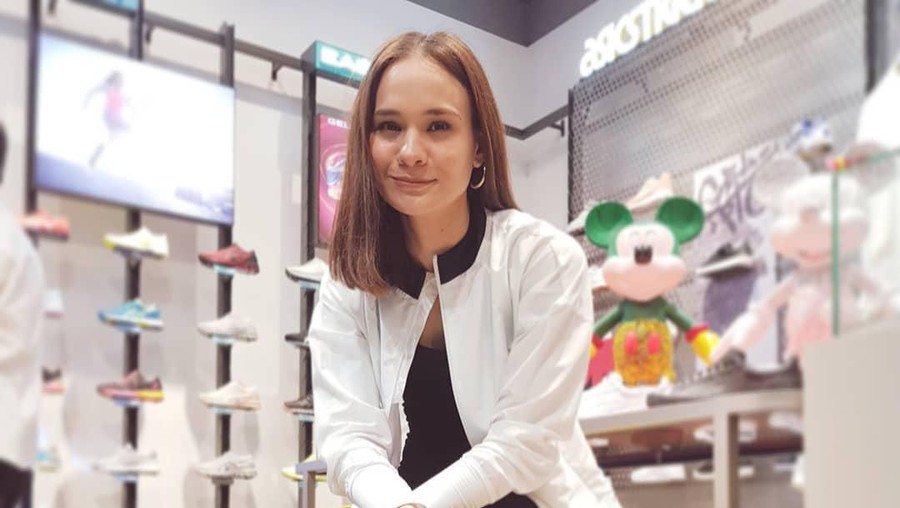 Profil dari adik perempuan Ashraf Sinclair, Aishah Sinclair, yang berprofesi sebagai model hingga menjadi penyiar radio.