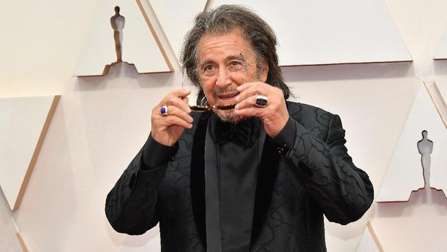 Aktor Al Pacino menyambut kelahiran anak keempatnya saat ia berusia 83 tahun. Anak itu lahir dari kekasihnya yang berusia 29 tahun. 