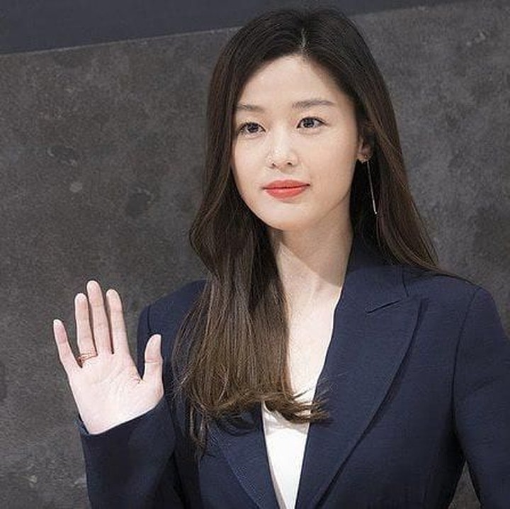 Jun Ji Hyun, aktris yang dikenal lewat drama My Love from The Star ini sudah menjadi ibu. Lawan main Kim Soo Hyun ini sudah memiliki dua anak. (Foto: Instagram @junjihyun.official)