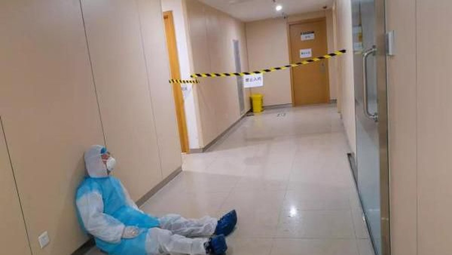 Virus Corona kembali memakan jiwa seorang dokter di Bandung yang meninggal dunia saat dirawat di ruang isolasi Rumah Sakit Hasan Sadikin (RSHS) Bandung.
