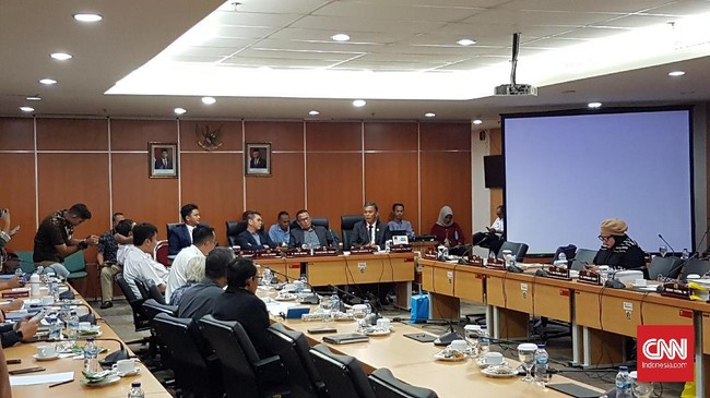 Ketua Tim Ahli Cagar Budaya (TACB) DKI Mundardjito mempertanyakan soal kepantasan gelaran Formula E di Monas yang merupakan cagar budaya.