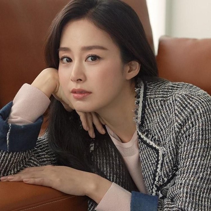 Siapa yang tak kenal Kim Tae Hee? Istri dari penyanyi Rain ini sudah dikaruniai dua anak. Cantik dan kelihatan masih gadis ya, Bunda? (Foto: Instagram @kimtaehee99)