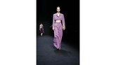 FOTO: Dukungan untuk China di Milan Fashion Week Sebagai pembukaan Milan Fashion Week, desainer China, Han Wen memerkan koleksinya sebagai dukungan untuk China membasmi corona.