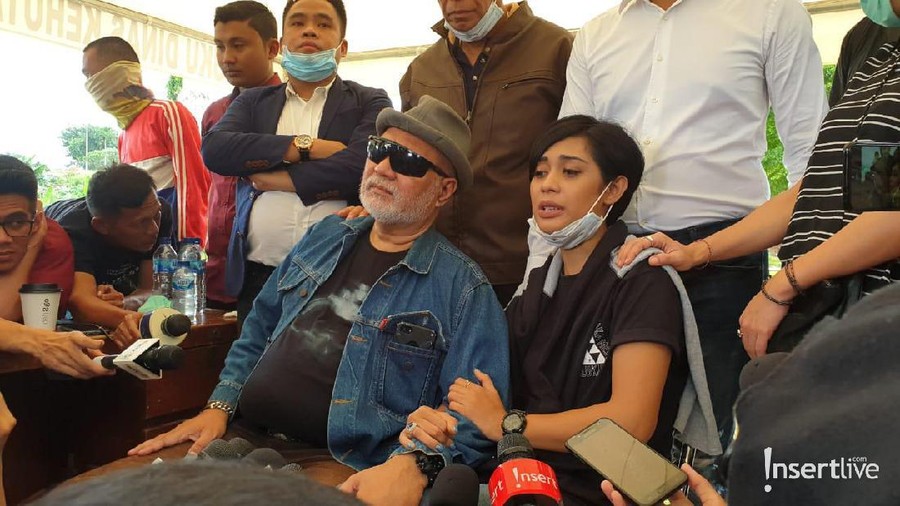 Karen Pooroe tantang Arya Claproth buka suara terkait kematian putrinya, Zefania.
