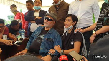 img-title Karen Pooroe Tantang Arya Claproth Buka Suara Terkait Kematian Putrinya