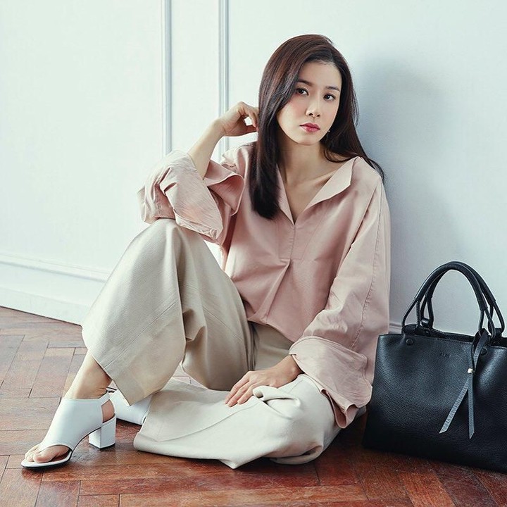Artis Lee Bo Young menikah dengan aktor Jisung pada 2013. Artis 41 tahun ini telah memiliki dua anak. (Foto: Instagram @leeboyounglafe_th)