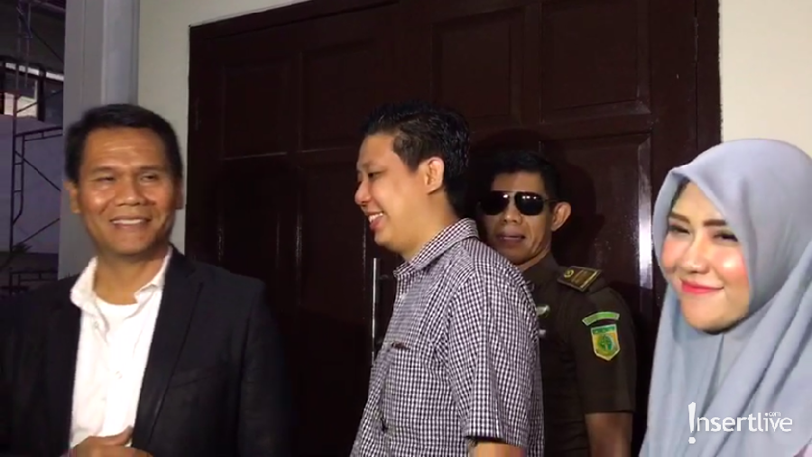 Usai mendengarkan kesaksian dari ahli hukum pidana, Pablo Benua dan Rey Utami terbar senyum penuh keyakinan.