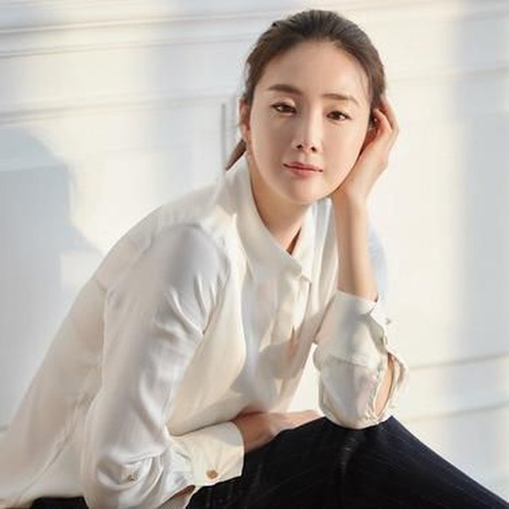 Bintang drama Korea Winter Sonata Choi Ji Woo kini tengah mengandung anak pertamanya. Usia 44 tahun tak menghalanginya untuk bisa hamil dengan aman dan sehat. Choi Ji Woo diperkirakan melahirkan pada Mei 2020. (Foto: Instagram @choijiwoo_cjw)