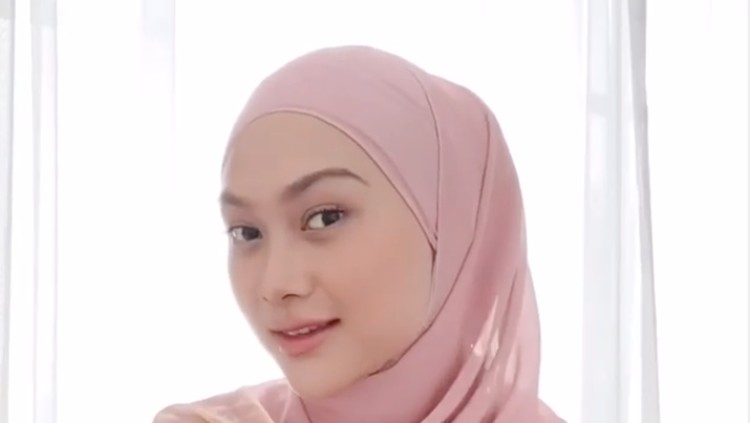 Hijab pashmina kembali diminati di tahun 2020, dengan gaya yang lebih simpel dan rapih. Cocok untuk para Bunda yang ingin tampil lebih stylish nih.