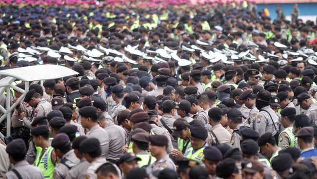 Sejumlah personel kepolisian dibawa tim medis akibat kelelahan saat mengikuti upacara HUT Bhayangkara di Mapolda Sulsel.
