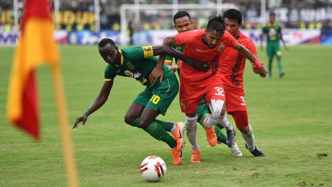Persebaya Surabaya menunjukkan komitmen mendukung kebangkitan sepak bola dengan menggunakan 100 persen pemain lokal di Piala Menpora 2021.
