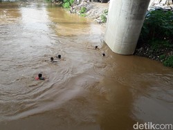 Suasana Banjir, Anak-anak Rawajati Berenang di Ciliwung yang Meluap