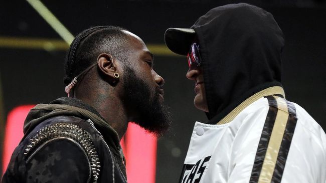 Alasan Kostum Berat 18kg Wilder Disebut Menggelikan Carl Froch menyebut alasan Deontay Wilder tentang kostum berat saat kalah dari Tyson Fury terbilang menggelikan.