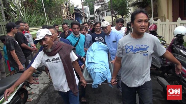 Gedung tua di Kota Semarang, Jawa Tengah, roboh, Kamis (20/2) dini hari. Dua orang tewas tertimpa reruntuhan bangunan.