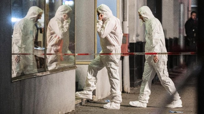 Forensics enter a building at the scene after a shooting in central Hanau, Germany Thursday, Feb. 20, 2020. Eight people were killed in shootings in the German city of Hanau on Wednesday evening, authorities said. (Andreas Arnold/dpa via AP)
