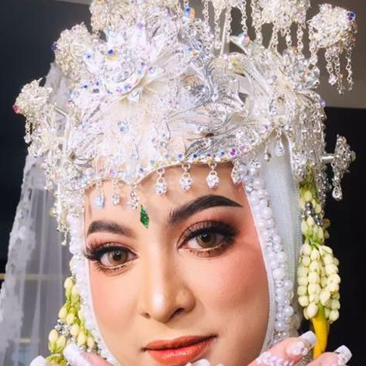 <p>Jane tampak sangat anggun dan cantik dengan balutan kebaya putih, lengkap dengan siger Sunda berhias kembang ini ya, Bunda. (Foto: Instagram @janeshalimar_1)</p>