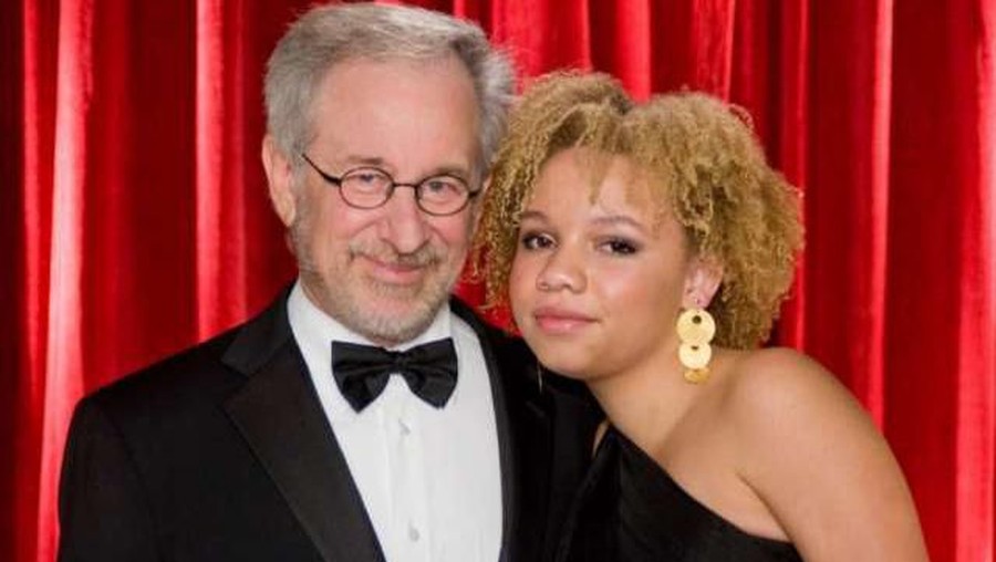Anak Perempuan Steven Spielberg Mantap Jadi Bintang Porno Mikaela Spielberg blak-blakan mengungkapkan bahwa dirinya serius merintis karier sebagai bintang porno.